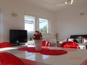 ein Wohnzimmer mit einem Tisch und einer Blumenvase in der Unterkunft Apartment Villa Bonadea in Slano