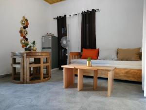 a living room with a couch and a table at Residence Meva Soa Majunga in Amborovy