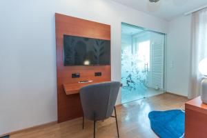 a room with a desk and a glass wall at Hotel Stadt Wien in Bad Schallerbach