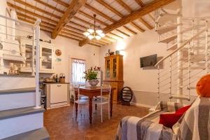 a living room with a table and a kitchen at Loft Elegante nel centro di Dozza, città d'Arte in Dozza