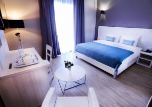 ein Hotelzimmer mit einem Bett und einem Tisch in der Unterkunft Hotel Zenith in Oran