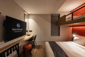 a hotel room with a bed and a flat screen tv at Best Western Insadong Hotel in Seoul