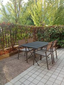 a picnic table and two chairs on a patio at Via Roma OttantaDue in Valmadrera