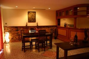Un comedor con mesa y sillas en Tolmaj Family Apartment, en Ao Nang Beach
