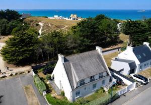 an aerial view of a white house and the ocean at An Dorzell beach 60 meters in Cléder