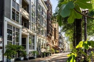 a street in the city with buildings at Hotel Prinsenhof Amsterdam in Amsterdam