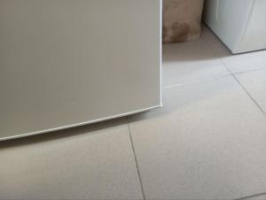 a white tile floor in a room with a door at Lieu inoubliable in Monte Carlo