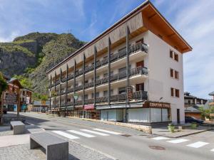 a building on the side of a street at Studio 2 pers. Sud avec balcon à Valloire - FR-1-263-53 in Valloire