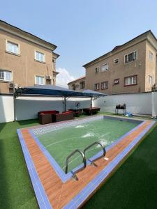 a swimming pool in the middle of a building at Luxury 2BR Oasis in Lekki