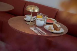 a table with two plates of food and drinks on it at SLEEP'N Valencia in Valencia