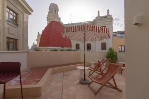 a balcony with a table and chairs and an umbrella at SLEEP'N Valencia in Valencia