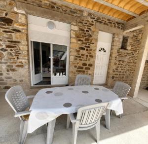 un tavolo e sedie su un patio di Worgot a Monthermé