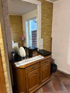 eine Küche mit einer Arbeitsfläche, auf der einige Teller stehen in der Unterkunft MiniApartament in Psary Małe