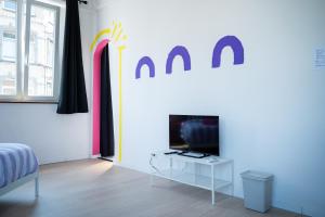 a room with a bed and a tv on a table at Cool Cool House in Liège