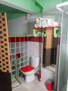 a toy bathroom with a toilet and some towels at Studio charmant à Rivière Salée - 22 m² + Parking in Rivière-Salée +4 photos