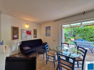 a living room with a couch and a glass table at villa Clémentine - 3 chambres in Lecci