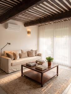 a living room with a couch and a coffee table at Maison à Vedène avec piscine privée in Vedène