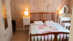 a bedroom with a bed with two lamps and a sink at Appartement cosy à Néris-les-Bains, 20 m², balcon avec vue in Néris-les-Bains