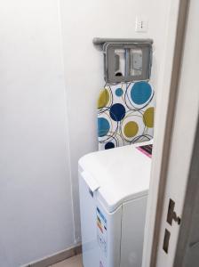 a small refrigerator in a room with a wall at Appartement charmant au Lamentin avec terrasse et jardin, 46 m² in Le Lamentin +3 photos