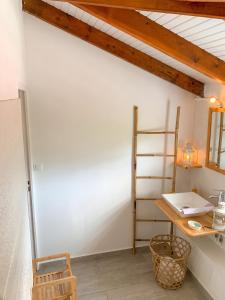a room with a table and a ladder and a shelf at Studio cosy à Capesterre-Belle-Eau avec terrasse in Capesterre-Belle-Eau