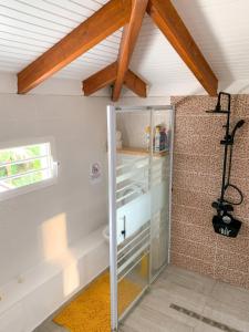 a glass shower in a room with a ceiling at Studio cosy à Capesterre-Belle-Eau avec terrasse in Capesterre-Belle-Eau +7 photos
