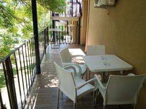 a balcony with a table and chairs on a balcony at Fani 2 in Lozenets