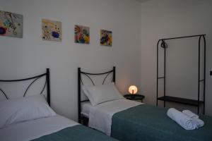 two beds sitting next to each other in a bedroom at Il rifugio magico in Valmontone