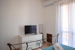 a living room with a tv on a white dresser at Il rifugio magico in Valmontone