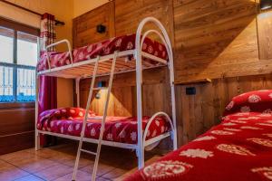 a bedroom with two bunk beds in a cabin at Residence Trompe-L'oeil in Champoluc