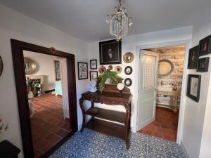 a hallway with aoyer with a table and a room at La Clé D'Alice in Montmorillon