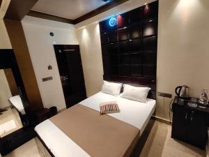 a bedroom with a large bed in a room at Hotel Joy Guru Inn in Durgāpur