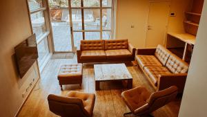 a living room with couches and a coffee table at Tussen Muur en Markt in Ieper