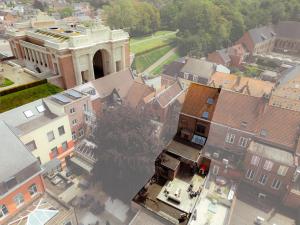 an aerial view of a city with buildings at Tussen Muur en Markt in Ieper