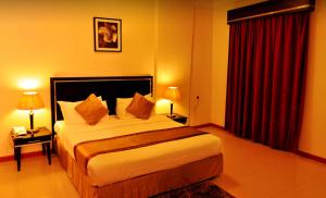 Un pat sau paturi într-o cameră la Nelover Hotel Hafar