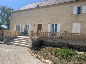 a house with a wooden fence in front of it at B&B Manoir Calmeer in Thenon