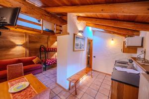 a room with a kitchen and a living room at Residence Trompe-L'oeil in Champoluc