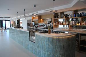 eine Bar in einem Restaurant mit einer Theke in der Unterkunft Hotel Delfin Azul in A Lanzada