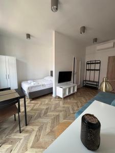 a room with two beds and a desk in it at CanvasHome Apartamenty Aparthotel 250m od Rynku in Katowice