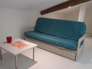 a bench with a table in a room at Chambre Jasmin in Maubec