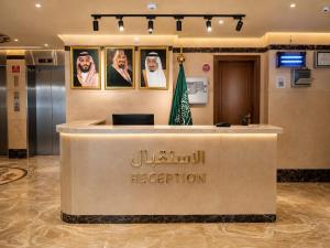 a lobby with a reception desk in a building at فندق بالم بوتيك مكة in Az Zahrāʼ