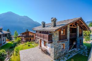 an aerial view of a house with mountains in the background at Residence Trompe-L'oeil in Champoluc