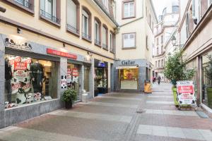 una strada vuota in una città con negozi di Studio Pelletiers, 4 personnes – City center a Strasburgo
