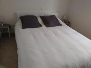 Un pat sau paturi într-o cameră la Cottage in Lagorce