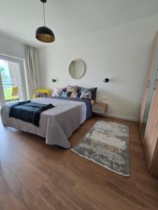a bedroom with a bed and a rug at Sunny Premium in Cristian