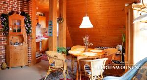 cocina con mesa y sillas en una habitación en Potsdamer Ferienwohnung, en Potsdam