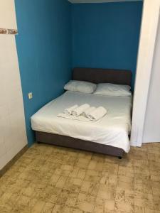 ein Bett mit zwei Handtüchern darauf in einem Zimmer in der Unterkunft Maleni Studio in Zaostrog