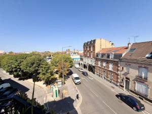 an overhead view of a city street with cars and buildings at Le Robespierre #Reims in Reims