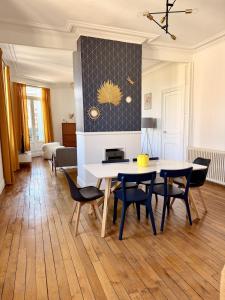a dining room with a table and chairs at Le Robespierre #Reims in Reims