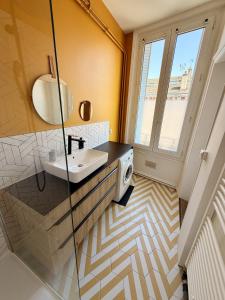 a bathroom with a sink and a washing machine at Le Robespierre #Reims in Reims +25 photos