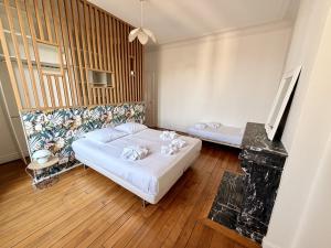 a bedroom with two beds in a room at Le Robespierre #Reims in Reims